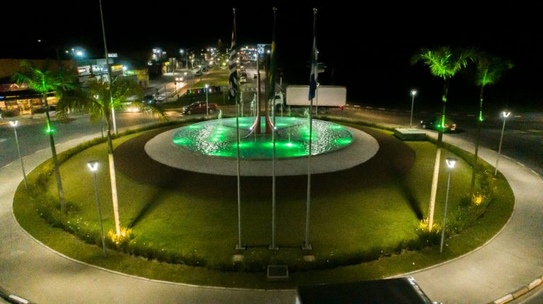 Leia mais sobre o artigo Praça dos Emancipadores recebe iluminação especial para conscientizar sobre importância da saúde bucal