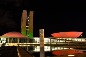 Congresso iluminado de verde e vermelho