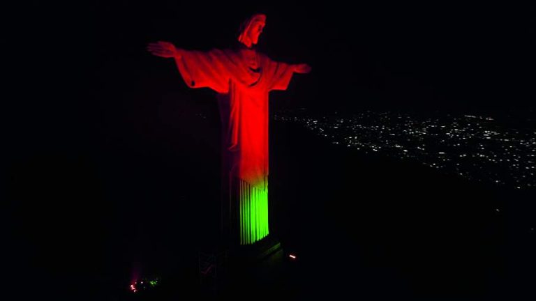 Leia mais sobre o artigo Julho Neon: campanha com foco em Saúde Bucal ilumina monumentos pelo Brasil