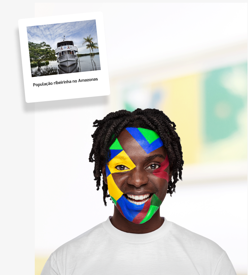 Pessoa com pintura facial colorida, população ribeirinha no Amazonas