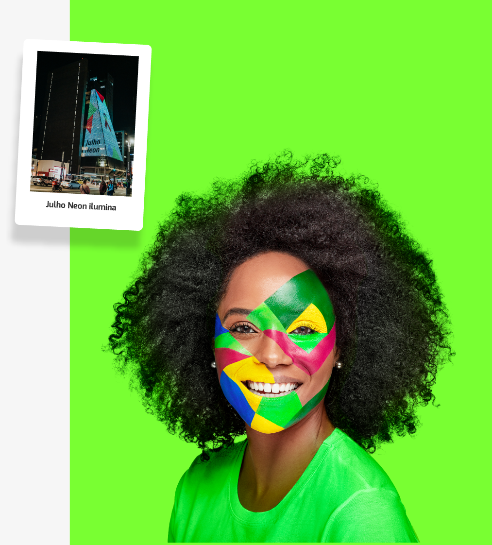 Pessoa sorrindo com pintura facial colorida em fundo verde