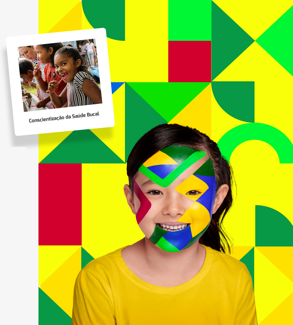 Criança sorrindo com pintura facial colorida