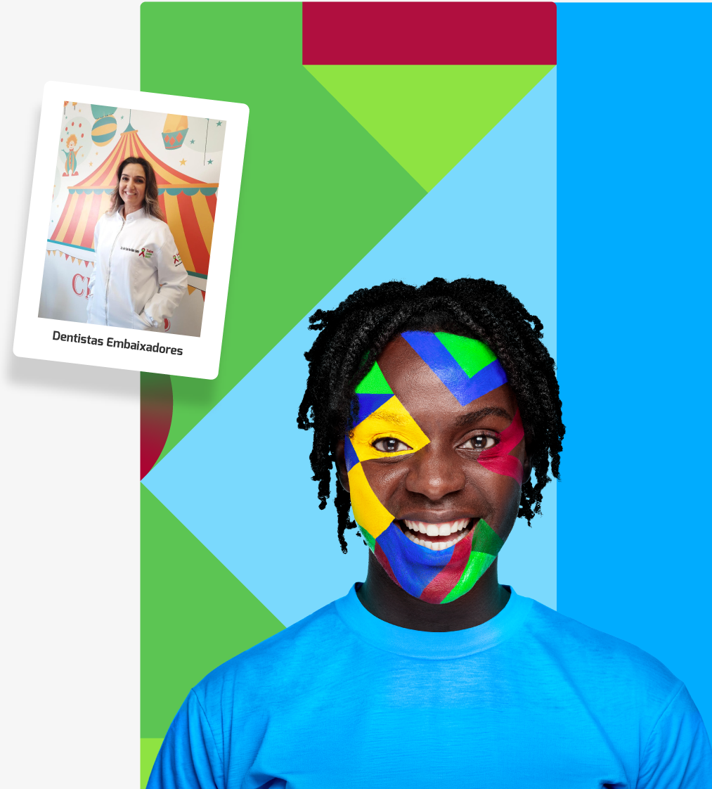 Pessoa com camiseta azul e pintura facial colorida