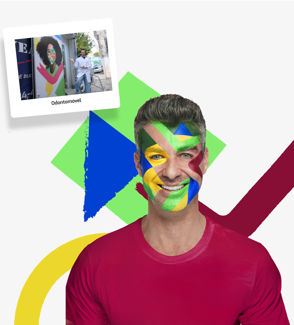 Pessoa sorrindo com camiseta magenta e pintura facial colorida